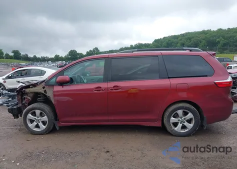 2018 Toyota Sienna Le 8 Passenger z USA, uszkodzony, nr VIN 5TDKZ3DCXJS958114